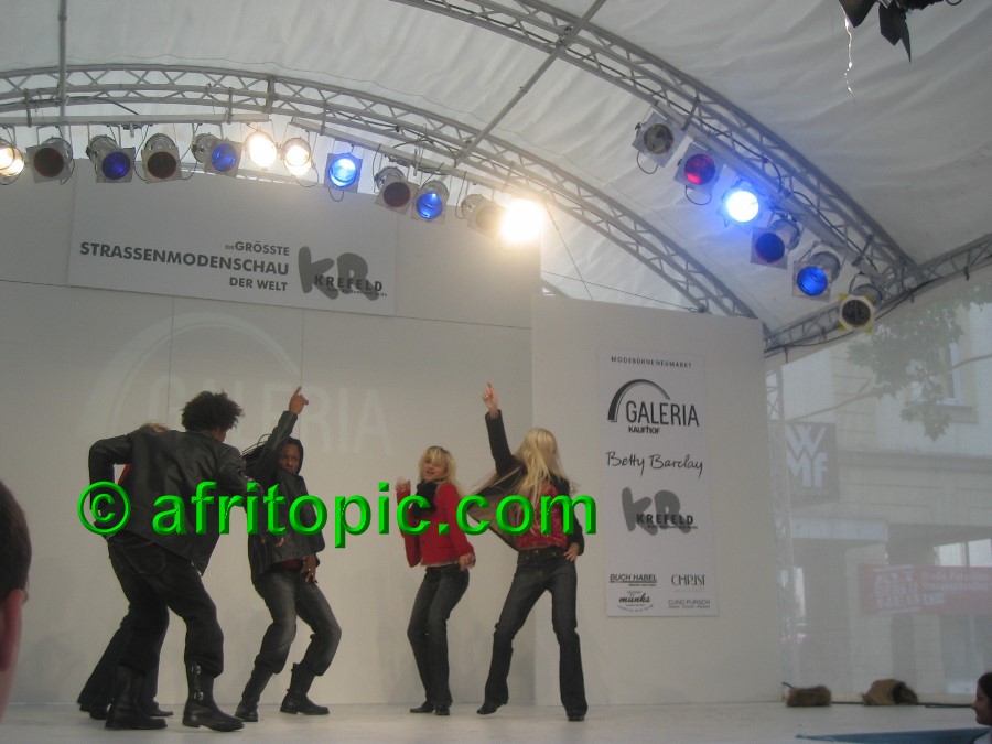 ../Images/Krefeld-Strssenmodenschau-2005 260.jpg